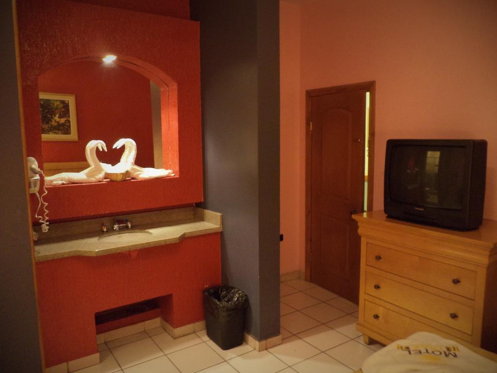 Hotel Diaz Тихуана Номер фото