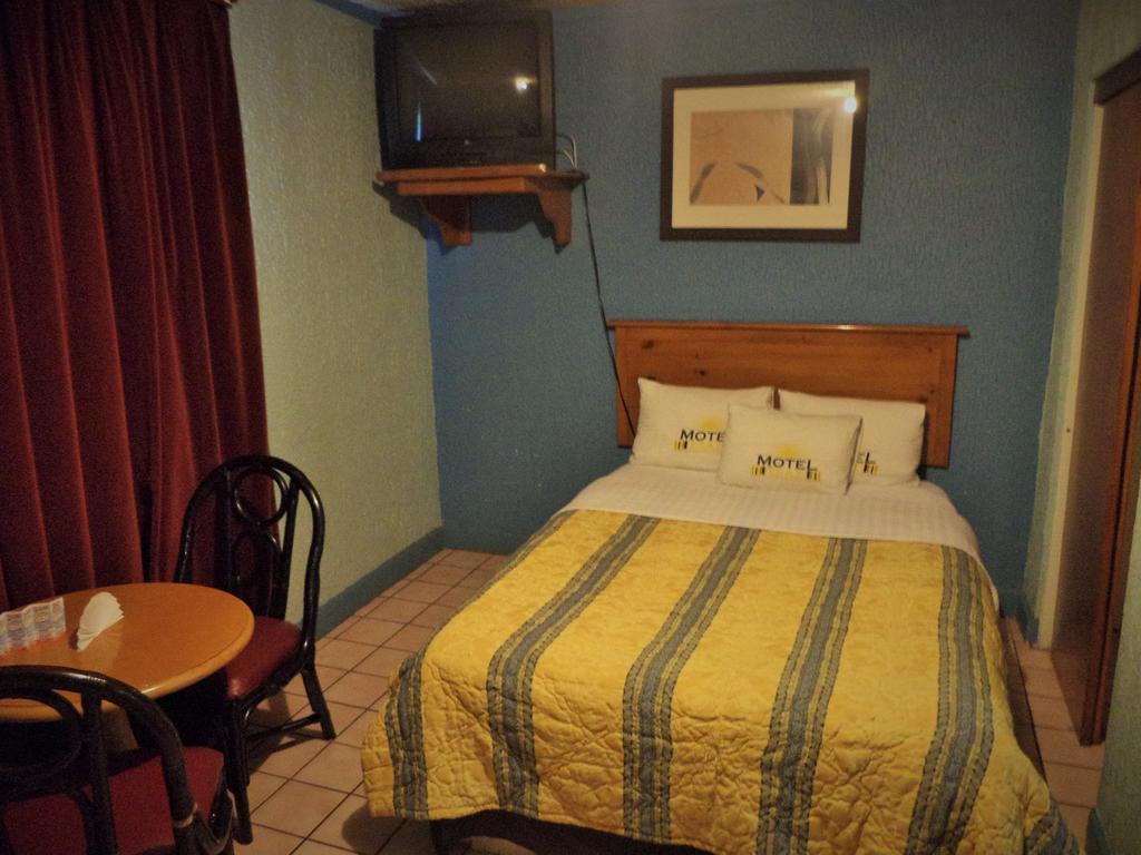 Hotel Diaz Тихуана Номер фото