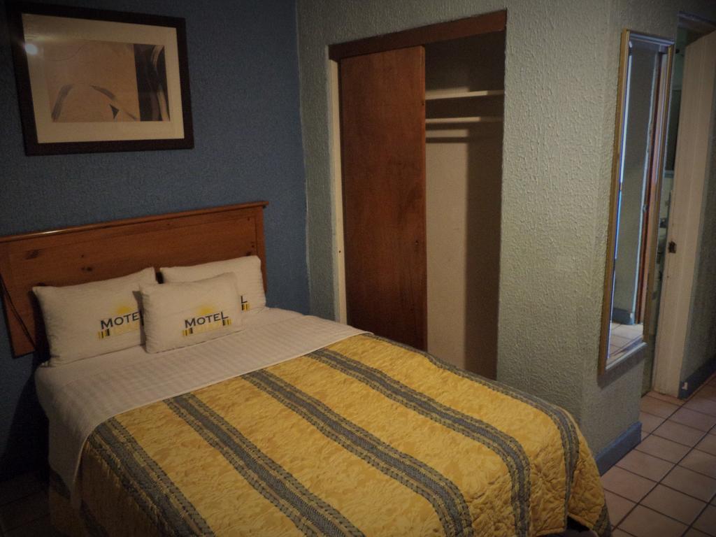 Hotel Diaz Тихуана Номер фото